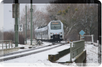 27.01.2021, RE4 von Mainz nach Karlsruhe vor der Brücke über den Rheinniederungskanal (Pfinz)