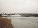Begegnung zweier Nahverkehrszüge auf der Rheinbrücke (Bild: Hubert Mathes)