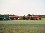 Ein Nahverkehrszug mit einer 218 überquert die Rheinbahn (2003)