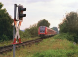 RE Mainz-Karlsruhe am Bahnübergang zwischen Rheinsheim und Philippsburg (2003)