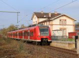 S-Bahn S33, Triebwagen der Reihe 425 in Rheinsheim