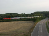 Am 21.08.2012 ist der IC 2285 kurz vor Rheinsheim auf dem Weg nach Karlsruhe.
